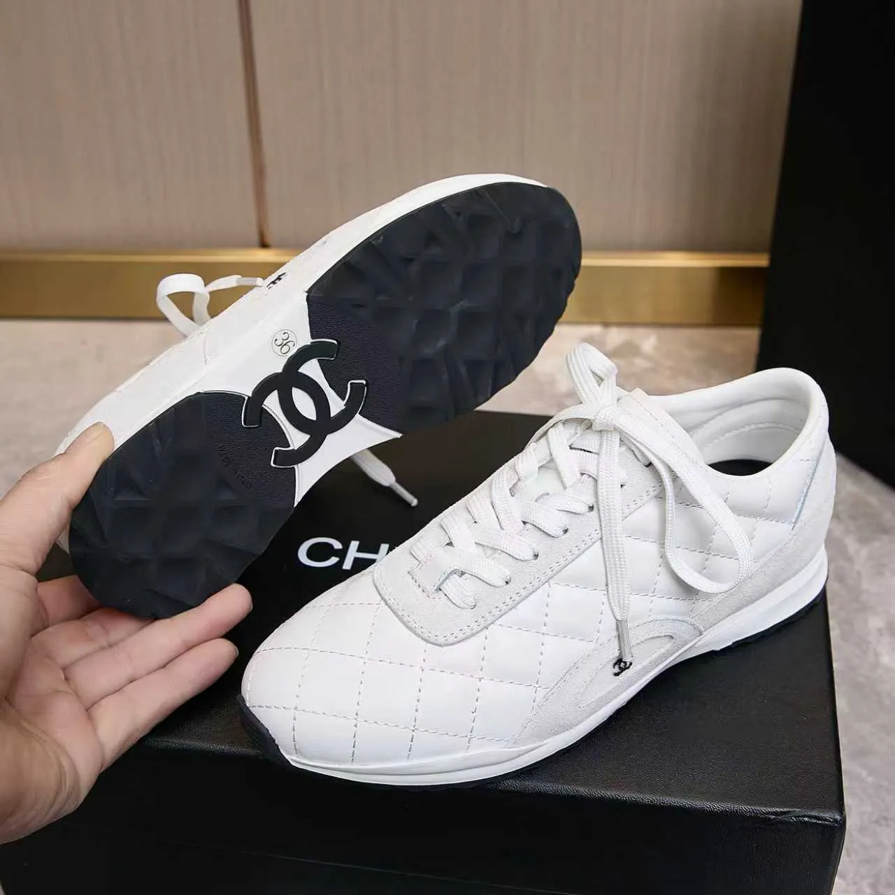 p560 Chanel Chanel - 2025 counter top casual sports shoes This classic design; the upper is electro-embroidered with a variety of techniques; the outsole is fashionable and sporty; the extraordinary inclusion of a variety of color matching elements... The diversified mix and match is very good-looking and versatile, casual, fashionable, sports and outdoor can be taken into account... ꫛꫀꪝ Go➫ Material: ❶Upper made of: original imported high silk cowhide suede ❷Inner use: Original imported breathable mesh ❸ Outsole based on: Original TPU combination outsole Counter boutique packaging complete set Female 35–41 Male 38-46